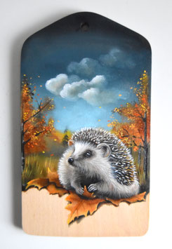 Egeltje in de herfst, hand geschilderd op een houten plankje