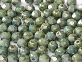 Chalk white blue luster 4 mm