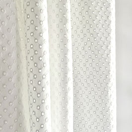 Voile blanc troué