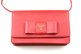 Prada Saffiano Wallet on Chain in Rot