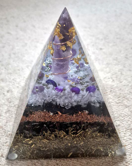 Orgonit-Pyramide mit lila mit Amethystspitze,  2,3Kg