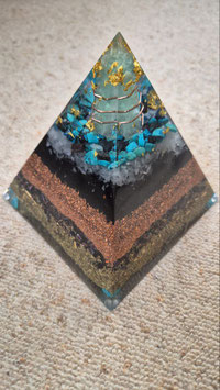 Orgonit-Pyramide mit Aventurin Spitze - ca. 2,6 kg