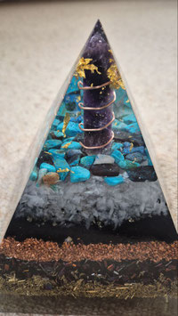 Orgonit-Pyramide mit Amethyst-Spitze - ca. 2,5 kg