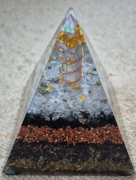 Orgonit-Pyramide mit schimmernden Howlith Spitze - ca. 1,6 kg