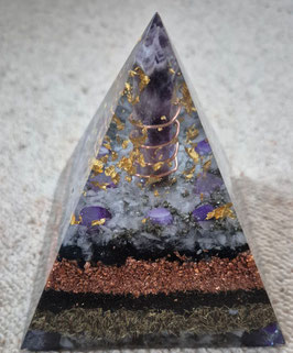 Orgonit-Pyramide mit lila mit Amethystspitze,  1,3Kg
