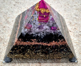 Kraftvolle 2,1 KG Cheopspyramide mit galvierter Sphaleritkristallspitze