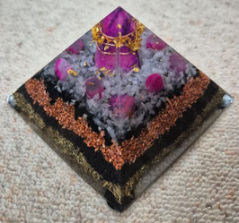 Kraftvolle 1160 Gramm Cheopspyramide mit galvierter Sphaleritkristallspitze