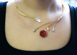 Collier Schaumkorallen-Rose mit Keshi-Perle vergoldet