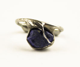 Kleiner Ohrring mit Lapis Lazuli (Rohstein), 114S