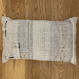 Coussin en toile ancienne style kilim tissé, patché