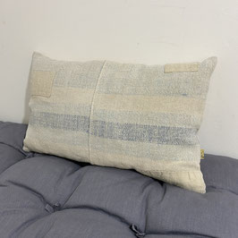 Coussin 1 en toile ancienne style kilim tissé, patché