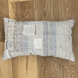 Coussin en toile ancienne style kilim tissé, patché