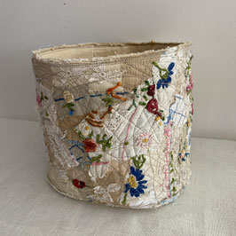 Vase cylindrique avec broderies anciennes