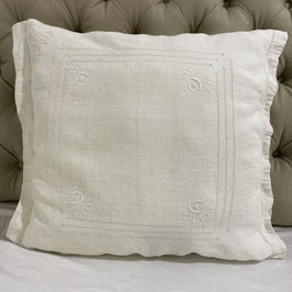 Coussin en lin ancien monogramme LM