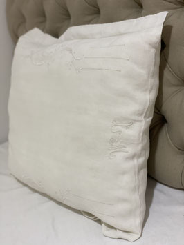 Coussin en lin ancien monogramme LM