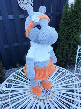 Nilpferd Emma im Sommer-Outfit