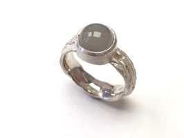 Ring aus 925er Silber mit Baumrindenstruktur und grauem Mondstein