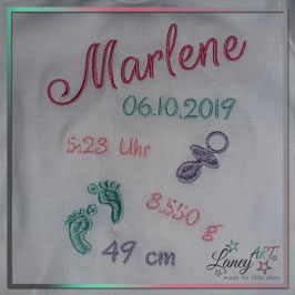 Bestickter Babybody mit "NAME & Geburtsdaten" - Beispiel: Marlene