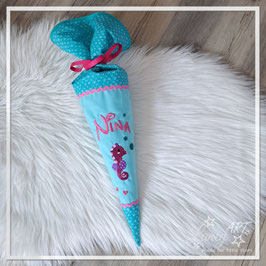 Kleine Schultüte "Name & Seepferdchen" Stickdesign Nina (Wunschstoff)