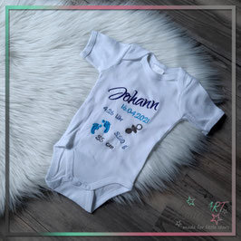 Bestickter Babybody mit "NAME & Geburtsdaten" - Beispiel: Johann