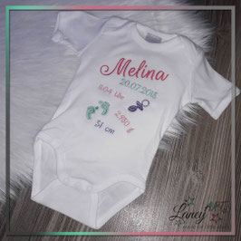 Bestickter Babybody mit "NAME & Geburtsdaten" - Beispiel: Melina