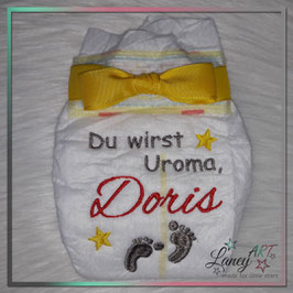 Bestickte Windel - "Uroma & NAME" m. Sternchen & Füße - Beispiel: Doris