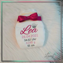 Bestickte Windel "Glitzerkrone" Name & Geburtsdaten - Beispiel "Lea"