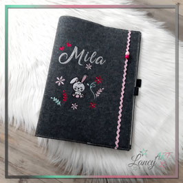 Zeugnismappe (FILZ - A4) "NAME & Hase" (Beispiel: Mila)