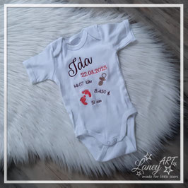 Bestickter Babybody mit "NAME & Geburtsdaten" - Beispiel: Melina
