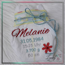 Bestickte Windel - Name & Geburtsdaten - Beispiel "Melanie"