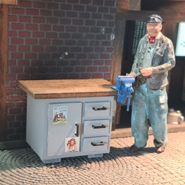 Werkzeugschrank mit Schraubstock (blau)