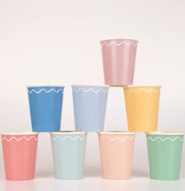 Becher assortiert wellig