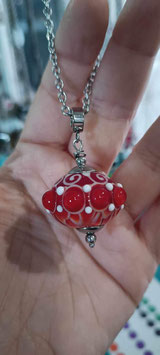 Collier avec perle rouge à pétales et arabesques