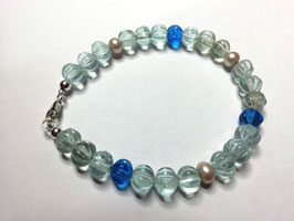 Zarthellblaues Armband mit 3 Zuchtperlen