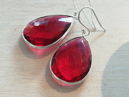Roter großer facettierter Tropfen
