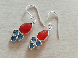 Fröhliche kleine Ohrringe in Orange-Blau