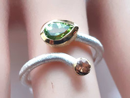 Ungewöhnlicher Fingerring - Peridot mit Saphir - Silber, teilvergoldet, Gr. 57