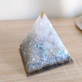 Orgonit Pyramide mit Bergkristall und schimmernen Akzenten (A20) | Edelstein Heilstein Deko