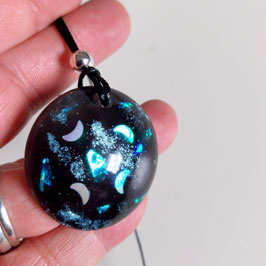 Schimmernder Harz Anhänger mit kleinen Halbmonden (S6)| Resin-Art Schmuck