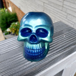 Skull Totenkopf blau/grün mit Schutzsteinen (D6)| Resin-Art Deko