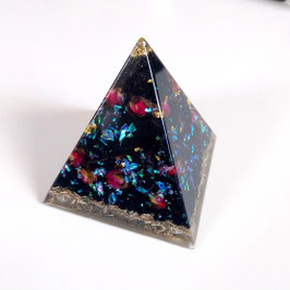 Orgonit Pyramide mit roten Rosenblüten (A19) | Edelstein Heilstein Deko