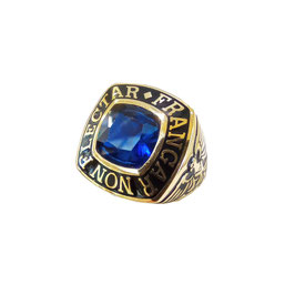 Anello uomo in oro giallo 18 kt zircone blu “frangar non flectar” A1204GDFOG