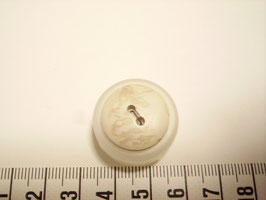 Knopf 2 Loch beige marmoriert 18mm kwb23