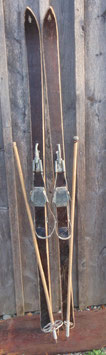 Holzski mit Bindung & Stöcken