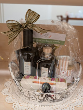 Wunderschönes weisses Tablett gefüllt