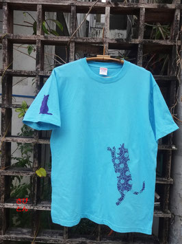 紅型風　猫シルエット菊柄　Tシャツ（アクアブルー）