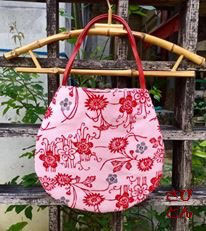 紅型　古典柄　菊蕨手草花文様　赤とグレー　ミニバッグ　（丸形）