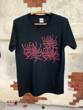 紅型風　みだれ菊　（黒に赤）Tシャツ