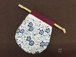 紅型　古典柄　手染め　巾着　唐草模様（エンジ）