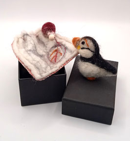 macareux  miniature  avec son sac feutré motif feuille ( présenté dans son coffret)